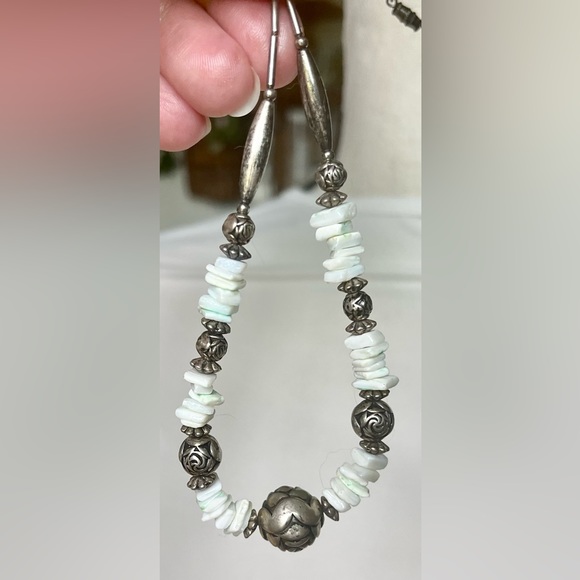 Gemstone chip & silver tone flower etched beads necklace jewelry - Picture 4 of 10